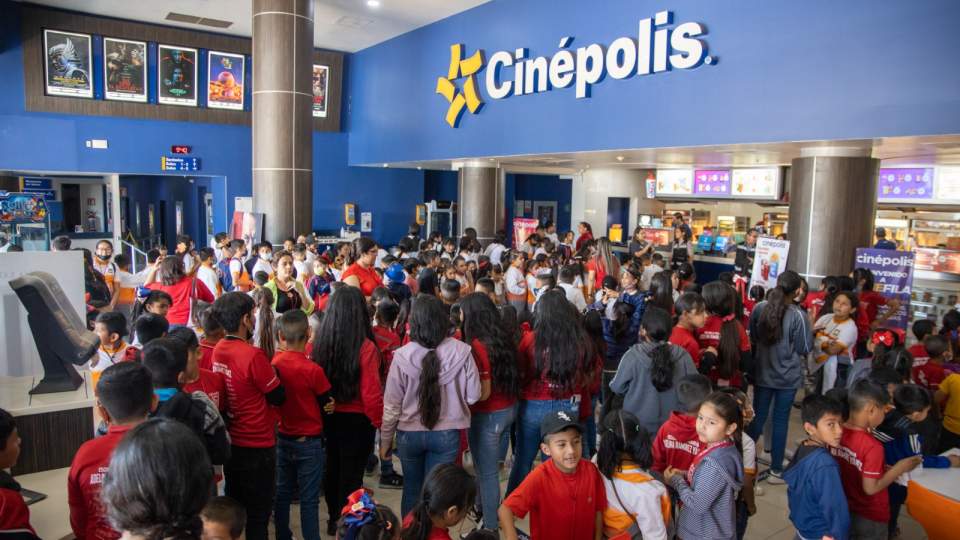 Festejan Gobierno de Sonora y Cinépolis a estudiantes